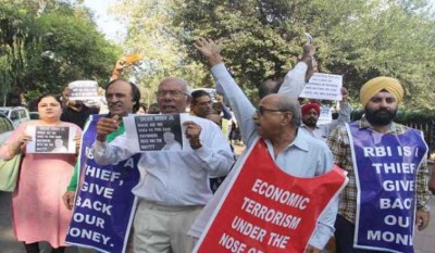 New Delhi: PMC Bank customers protest against RBIÂ 