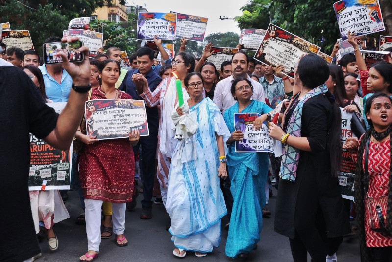 In Images: Mamata Banerjee holds candlelight march over Baruipur minor's alleged rape-murder