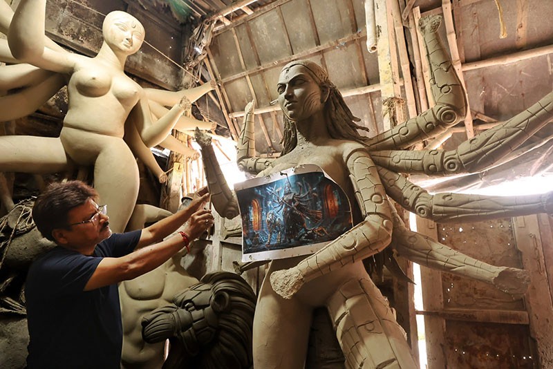 In Images: Kumartuli Artist Creates AI Robot Durga for Durga Puja 2026