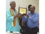 AMFI-WB confers life-time achievement award to Ajit Maity 