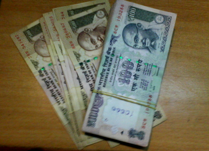 Indian rupee falls to 61.68 per dollar