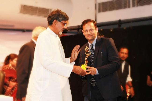 Acreaty bags Business Excellence Award by Kailash Satyarthi