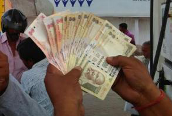 Centre advances banned Rs 500 note-exemption by a day 