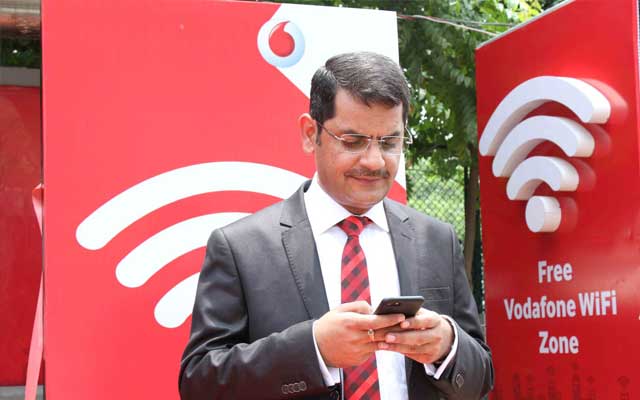 Alok Verma, Vodafone, Business Head Delhi NCR, Inaugurating the Bus Shelter