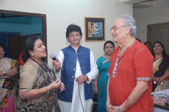 Soumitra Chatterjee conferred with honorary membership of Rotary Club of Calcutta Sun City of Rotary District 3291 