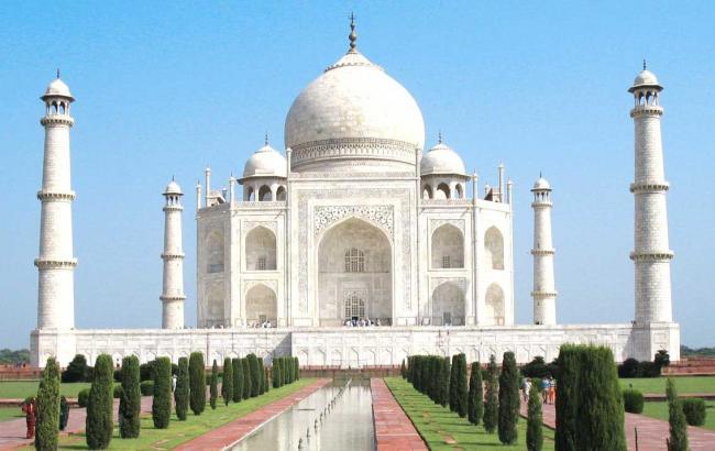 Samsung India partners with UNESCO to launch Taj Mahal on virtual reality at UP Investors Summit