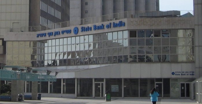 State Bank of India declines by 4.46 pc to Rs 194.90