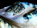 NASA confirms evidence that liquid water flows on todayâ€™s Mars
