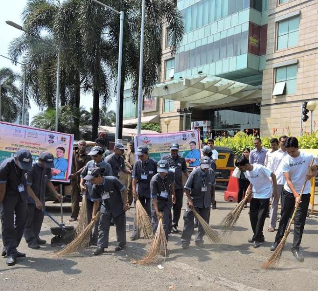 Korum Mall supports TMC for a Clean-up drive in Thane