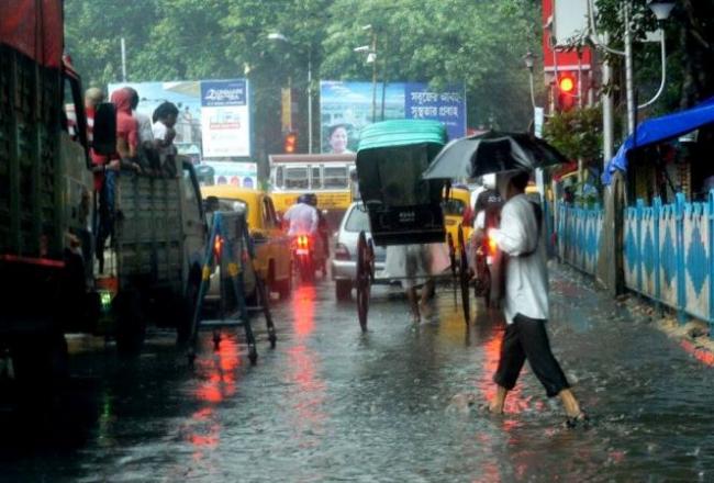 Heavy downpour lashes Kolkata, impede Navami celebrations