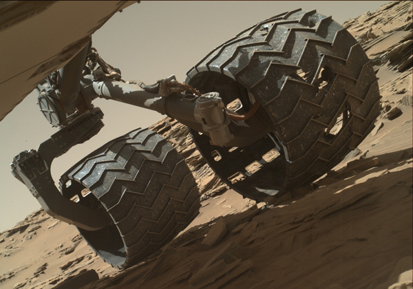 Curiosity Mars Rover crosses rugged plateau