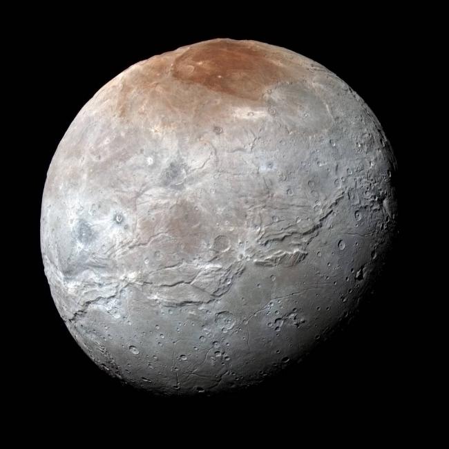  Pluto 'paints' its largest moon red
