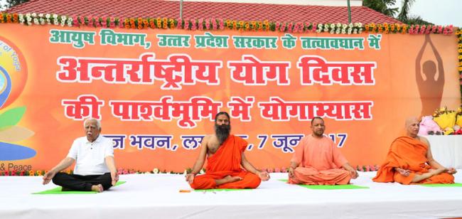 Mass practice session of Yoga organized in Lucknow