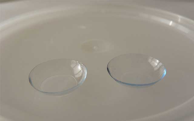 UK : 27 contact lenses found in woman's eye