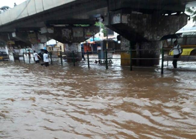 Heavy rains disrupt normal life in Mumbai, train service badly hit