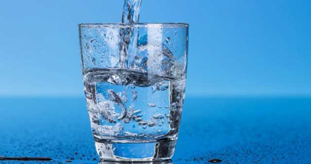 Drinking more water reduces bladder infections in women : Study