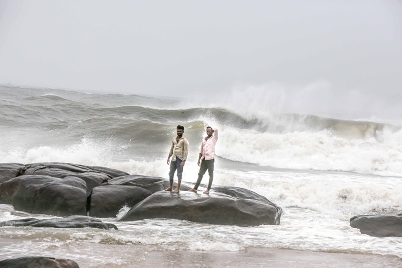 Cyclone Nivar likely to hit Tamil Nadu coast tonight, Chennai Airport closes