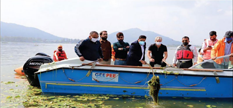 DDC Kashmir Chairman participates in Dal Lake cleanliness campaign