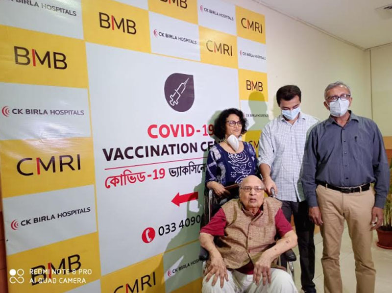 Kolkata:101-year-old man takes COVID-19 vaccine shot at CMRI
