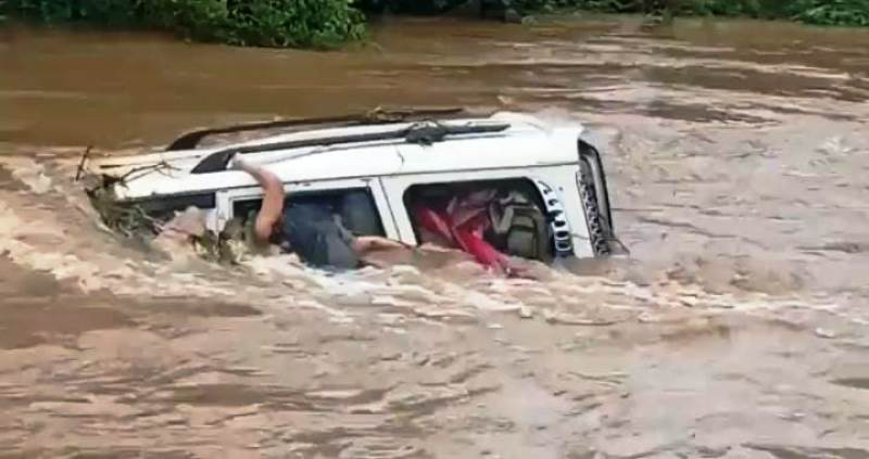 Three killed as car washed away crossing bridge amid heavy rains in Nagpur. See video