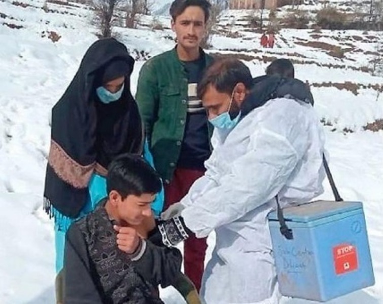 Kashmir: Health teams brave snowfall conditions to vaccinate teenagers