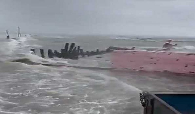 Cyclonic 'Biparjoy' begins landfall at Gujarat coast with strong winds and heavy rains