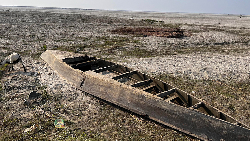 India : Damaged boats lying on a dried-up river bed after floods receded. Photo by Meenakshi J
