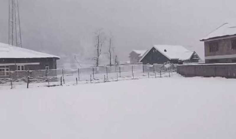 Higher reaches of Kashmir receive fresh snowfall, plains lashed by rains