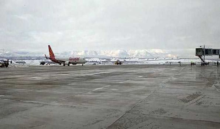 Amid snow, all flights cancelled at Srinagar airport