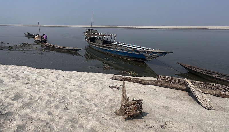 India : The river has dried up in many parts making it difficult for the boats to commute. Photo by Meenakshi J