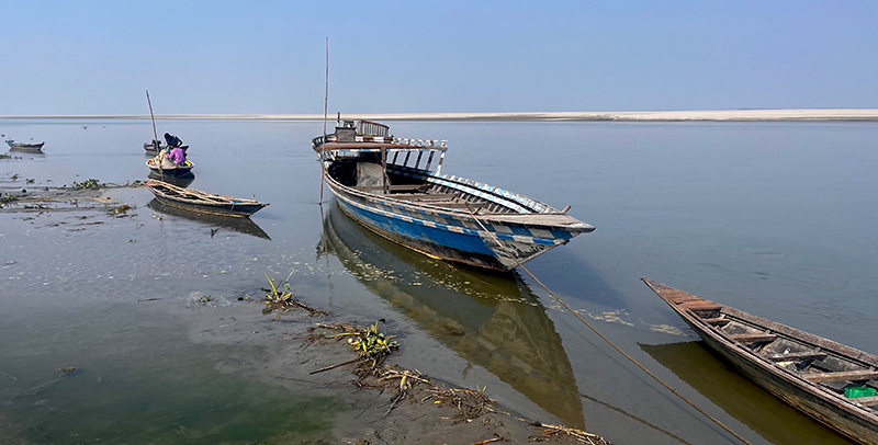 India : Winter dries up River Brahmaputra in Assam, complicating boat travel, Photo by Meenakshi J.