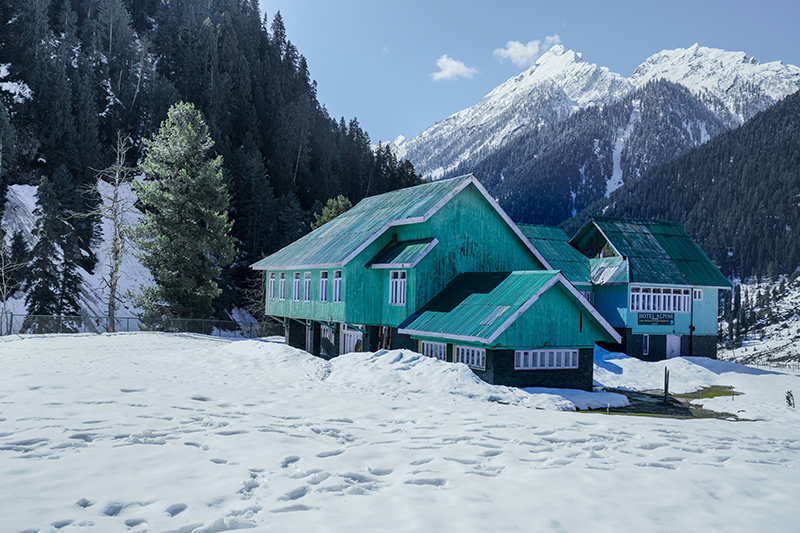 Jammu and Kashmir's upper reaches receive light snow