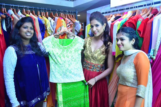 Richa Sharma, Bridgette Jones unveil fashion exhibition