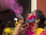 Holi brings riot of colours in Kolkata 