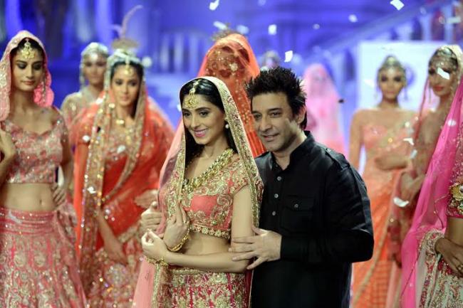 Pernia Qureshi charms all as dancing bride for Suneet Varma