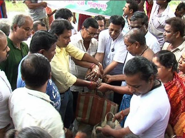 Aakash Aath team reaches out to help victims of flood affected areas