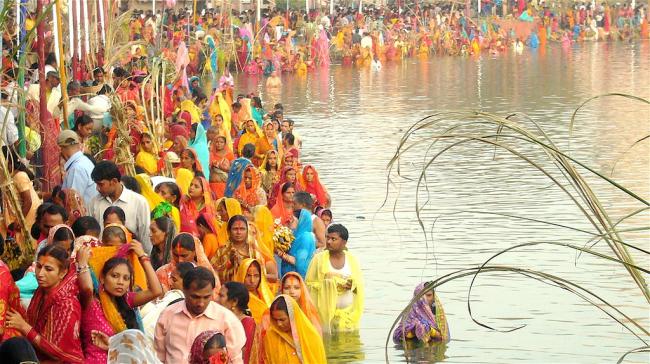 Millions march on rivers' bank to offer prayers to setting Sun in Bihar