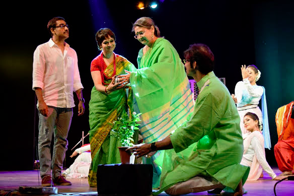 Kaushik Sen-Churni Ganguly team up in verse-song jugalbandi @earth show