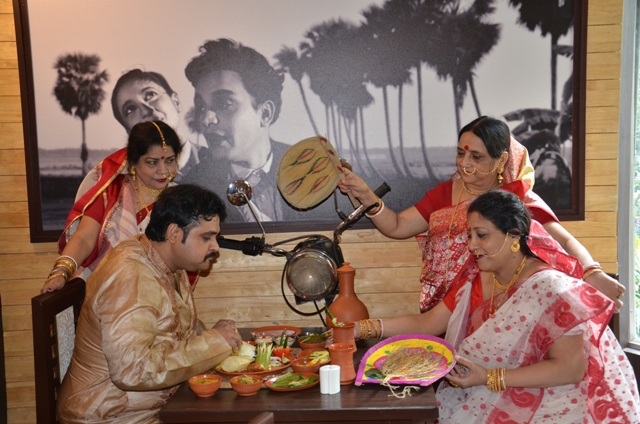  Savour Ilish-â€˜Chaoa Pawoaâ€™ in Uttam-Suchitra themed eatery in South Kolkata