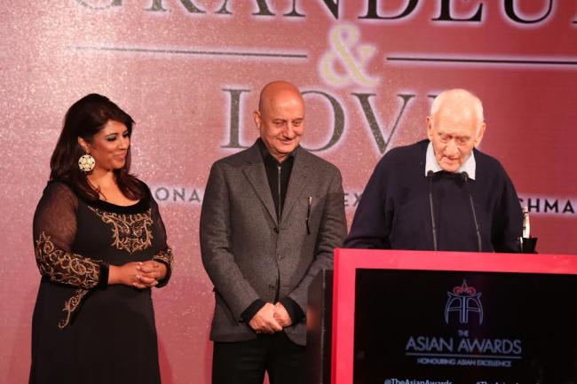 Kolkataâ€™s â€˜Pavement Doctorâ€™ becomes first living westerner honoured at the Asian Awards