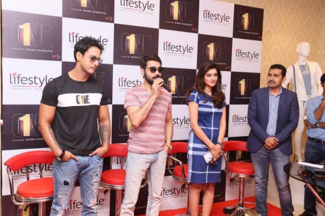 Kolkata: Lifestyle Spring Summerâ€™17 Collection unveiled by lead actors of Bengali thriller ONE