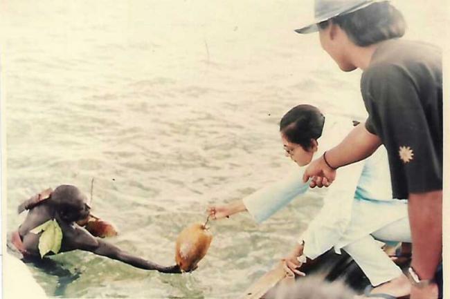 In January 1991, Indian experts for the first time made a friendly contact with the protected Sentinelese tribe. Photo provided by Dr Madhumala Chattopadhyay. 