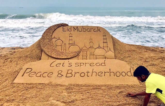 Sudarshan Pattnaik wishes people on Eid with his sand art creation