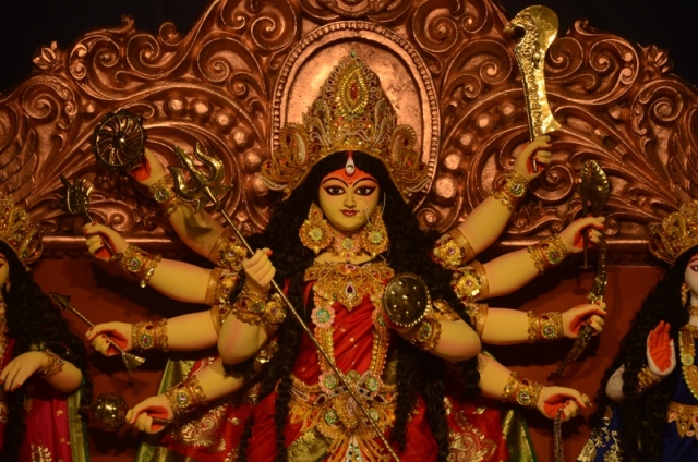 Durga Puja celebrations reach peak on Maha Navami