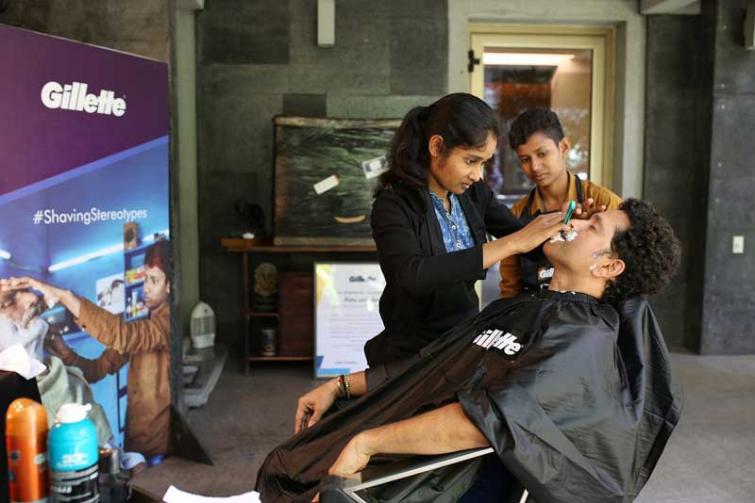 Sachin Tendulkar gets shaved by Barbershop girls, breaks shaving stereotypes
