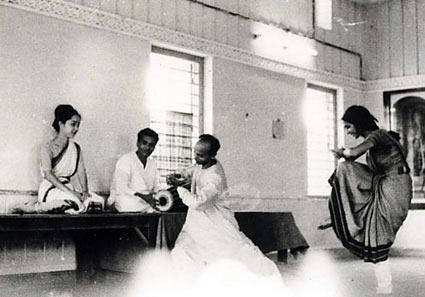 Akemi Sakurai (sitting in the left) at Kala Vikash Kendra, Cuttack (1968). Guru Sri Kelucharan Mohapatra at the centre. On the pakhwaj is Guru Ramani Ranjan Jena. To the far right is Bharatanatyam dancer Smt. Menaka Thakkar (now based in Canada).