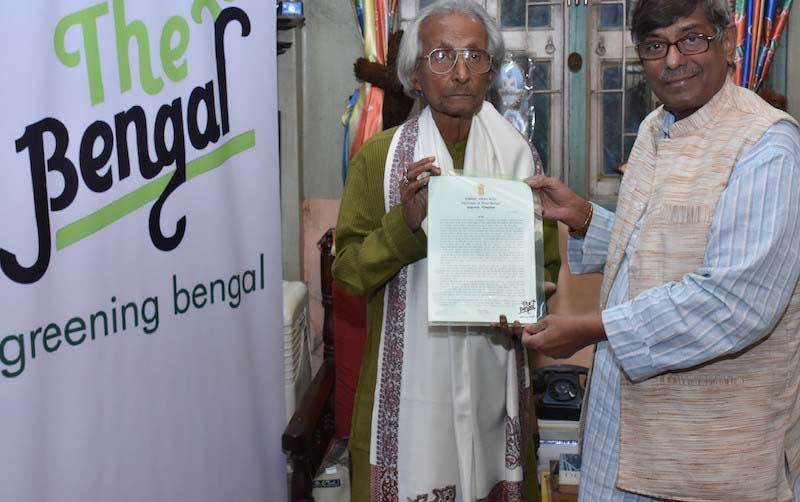 Litterateur Sanjib Chattopadhyay at his residence, receiving the Sunil Gangopadhyay Memorial Award Year 2019 from Soumitra Mitra, Cultural Advisor of The Bengal.