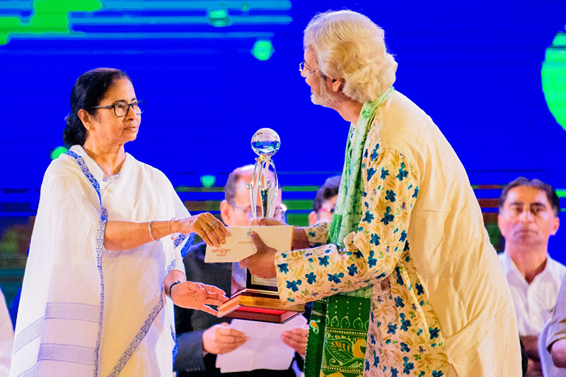 Mamata Banerjee confers Banga Bibhushan award on Pandit Debojyoti Bose