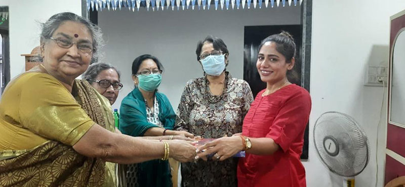 Philanthroper singer Aruna Arya Gupta visits old age home in Kolkata