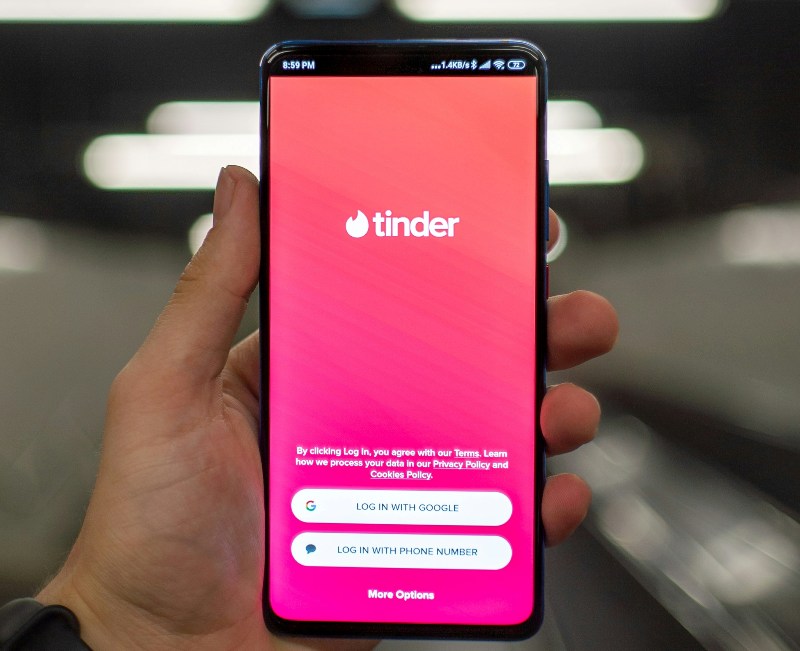 Tinder now allows users to share information about date plans with friends and loved ones